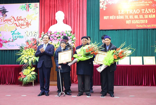 Phó Chủ tịch Thường trực HĐND TP trao huy hiệu Đảng cho các đảng viên lão thành huyện Hoài Đức, Thường Tín